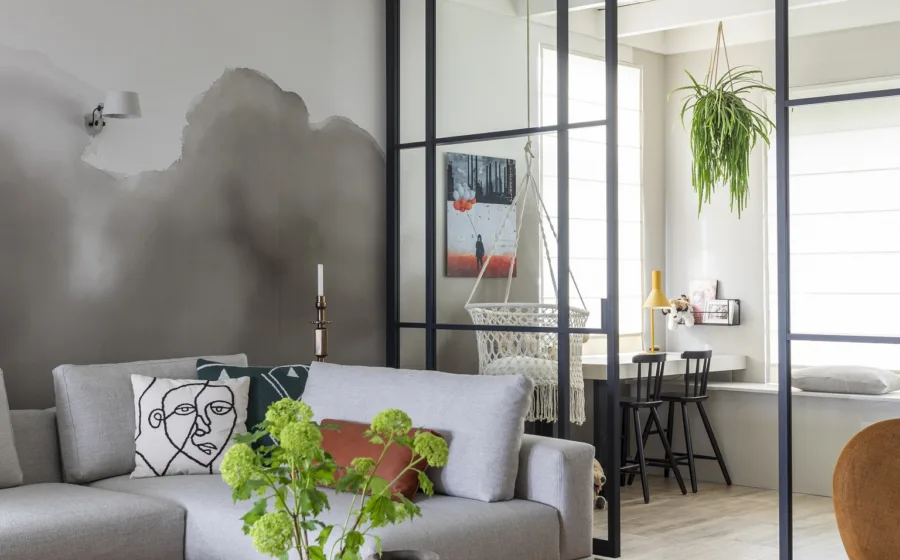 Stalen pui voor een indeling van woonkamer en kantoorplek aan huis.