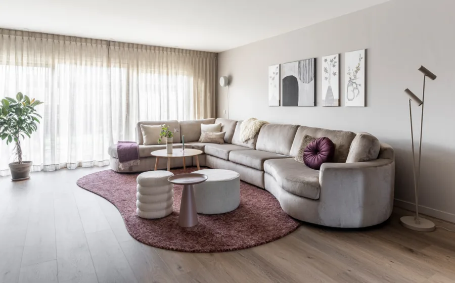 Donkere vloer in rechte plank van Aanhuis