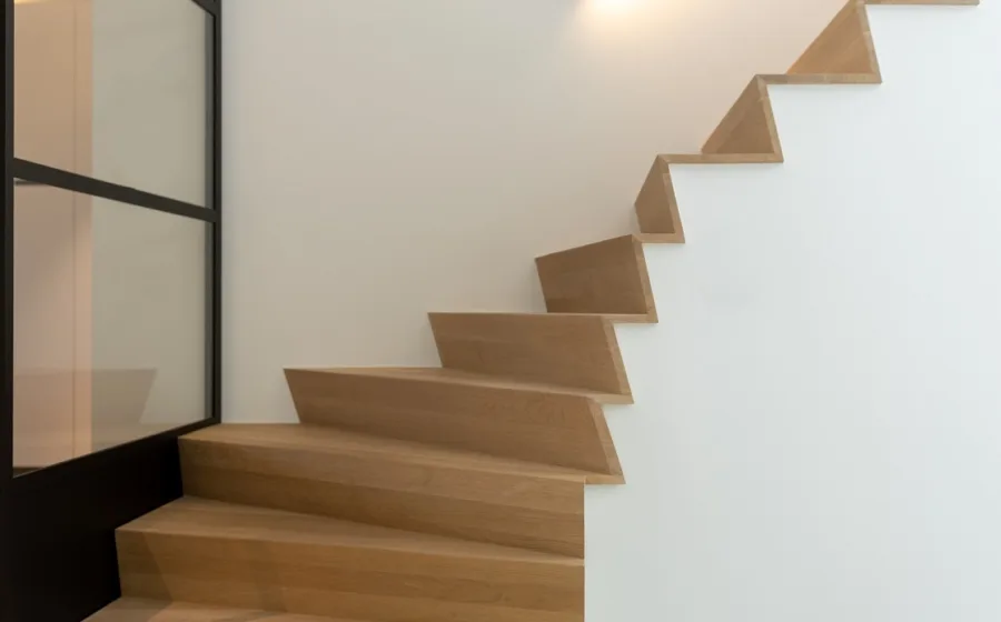 Een lichte Z-trap met ledgrip