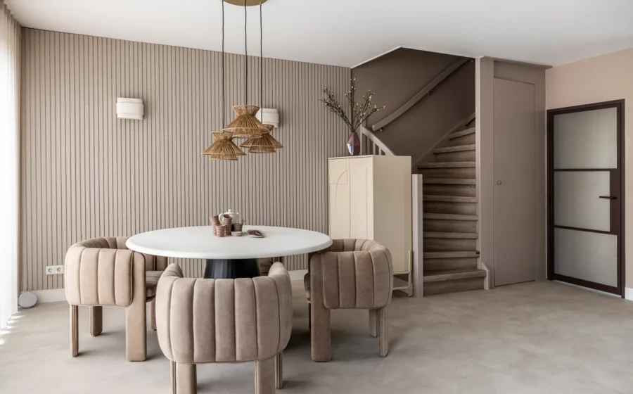 Marmoleum vloer in betonlook passend bij Hotel chique stijl.