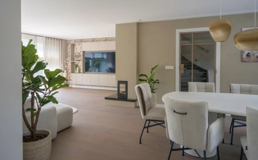 Houten vloer met een natuurlijke afwerking, passend bij een natuurlijk interieur in zandtinten.