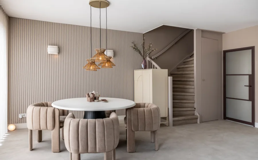 Behang met een subtiel geometrisch patroon dat een stijlvolle en eigentijdse sfeer toevoegt aan de eetkamer.