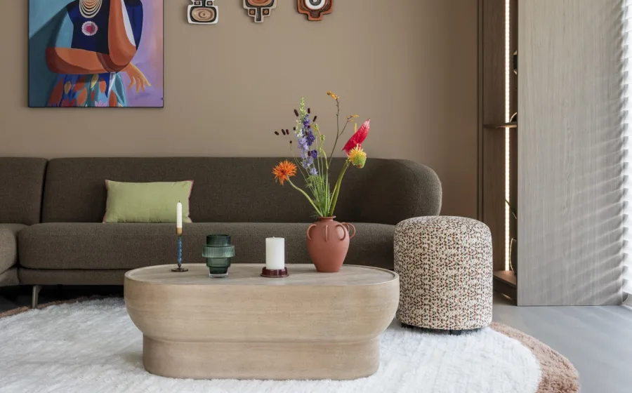 Woonkamer met gietvloer, kast op maat en silhoutte shades