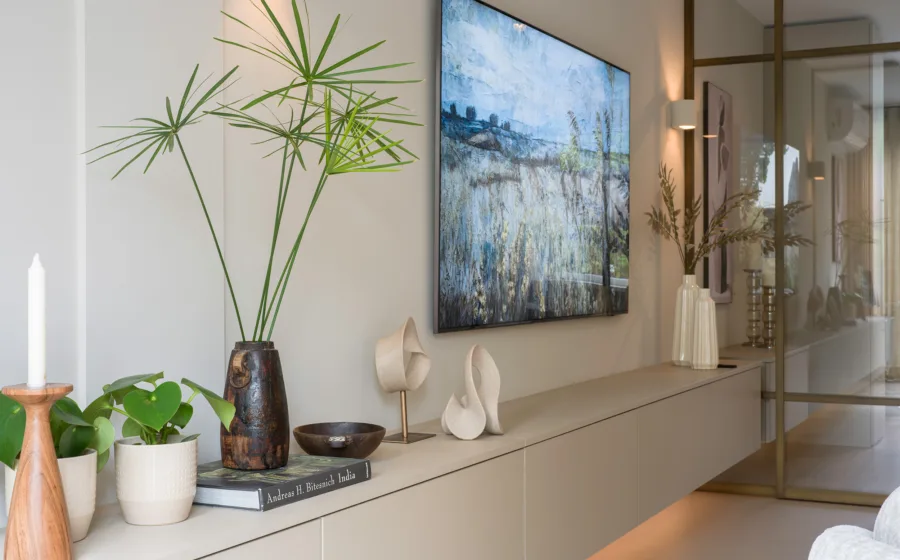 Dressoir kast op maat in beige tint in de woonkamer