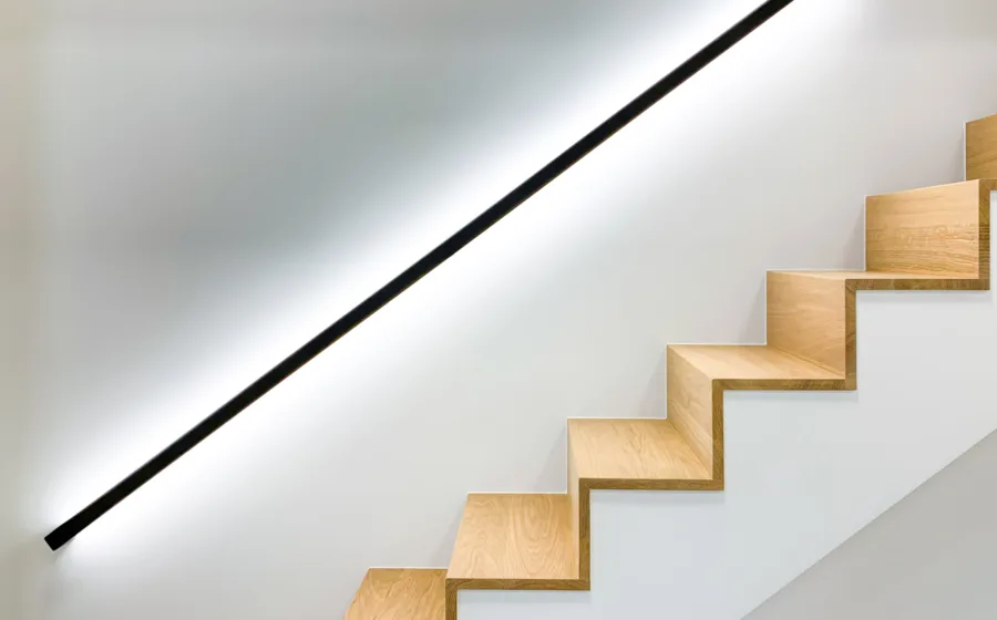 Lichte eikentrap met ledgrip