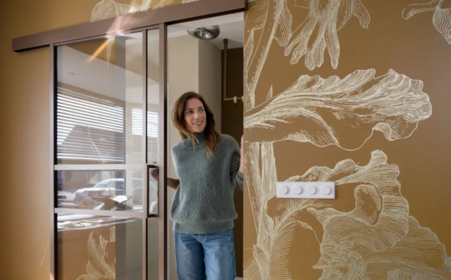 Anna bij stalen deur brons en oker geel Kek behang met gouden details