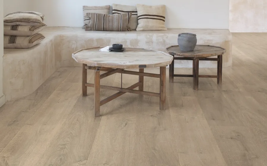 Houtlook laminaatvloer Oosterse woonstijl bij Aanhuis.nl