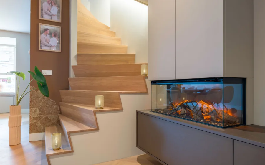 trap en kast met elektrische haard