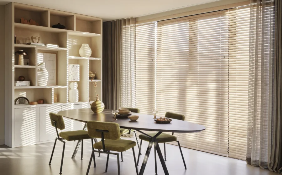 Horizontale jaloezieën houtlook in eetkamer