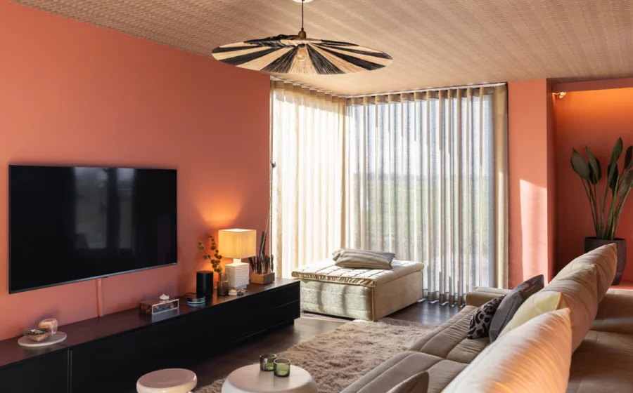 Woonkamer met elektrische gordijnen bedienbaar via een smart home systeem.
