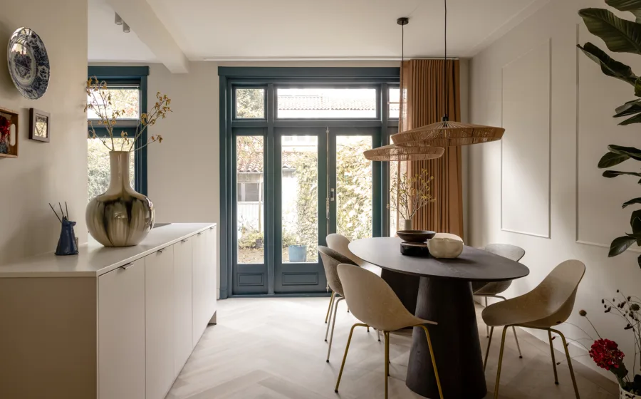 Eetkamer met transparante inbetween gordijnen voor een luchtige sfeer.