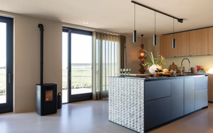 Keuken met toegang tot het terras via schuifpui met een hor met subtiel profiel.