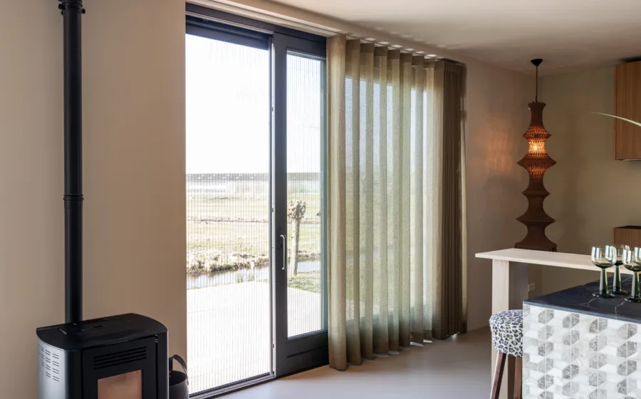 Detail schuifpui met horren.