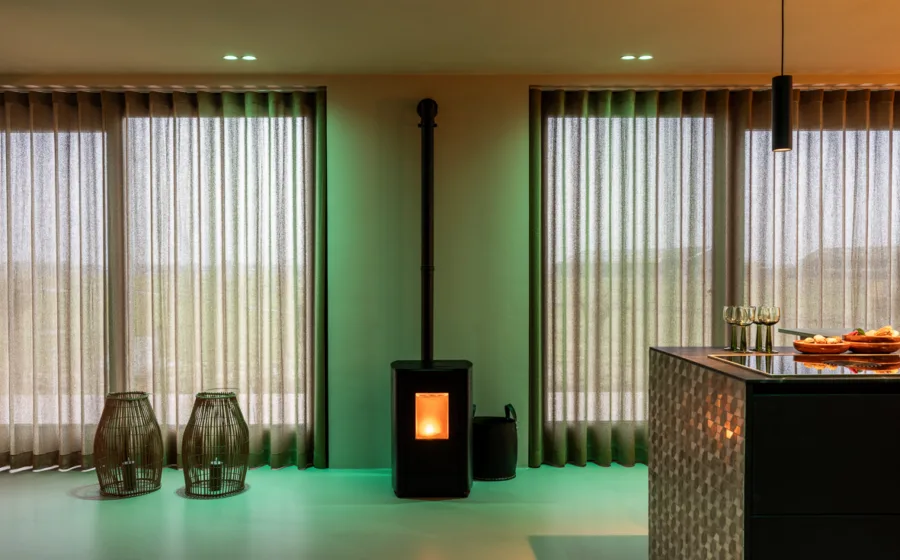 Woonkamer met slimme sfeerverlichting in de avond.