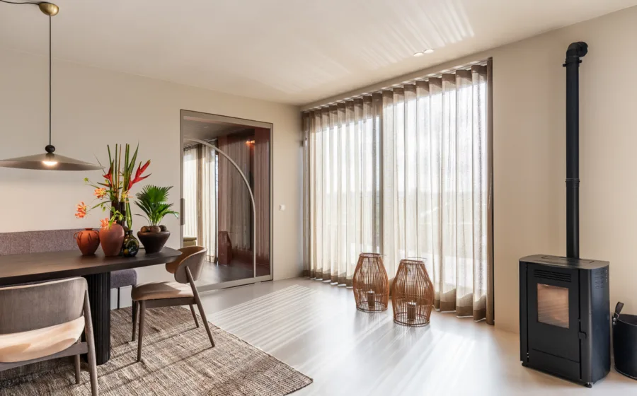 Praktisch interieur met schuifdeur en geïntegreerde hordeur tegen insecten.