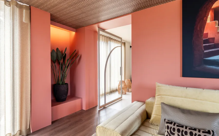 Zomerinterieur met open terrasdeuren en een functionele deurhor.