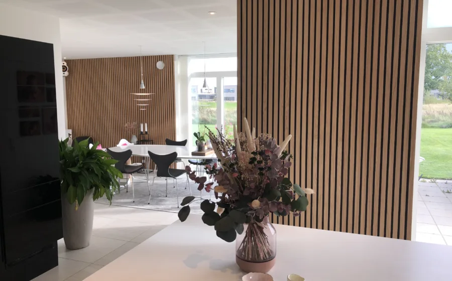 Houten wandpanelen als wandbekleding in de woonkamer
