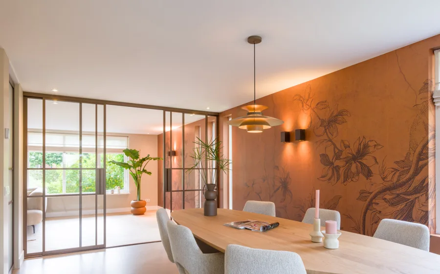 Keuken met roestrood behang en een marmoleum vloer