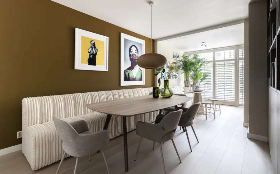 Olijfgroene muurverf die natuurlijkheid in de eetkamer brengt