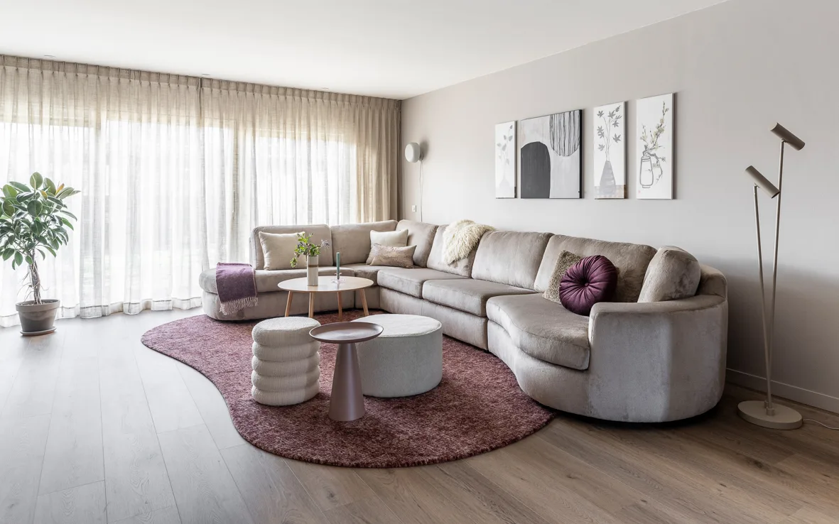 Donkere vloer in rechte plank van Aanhuis