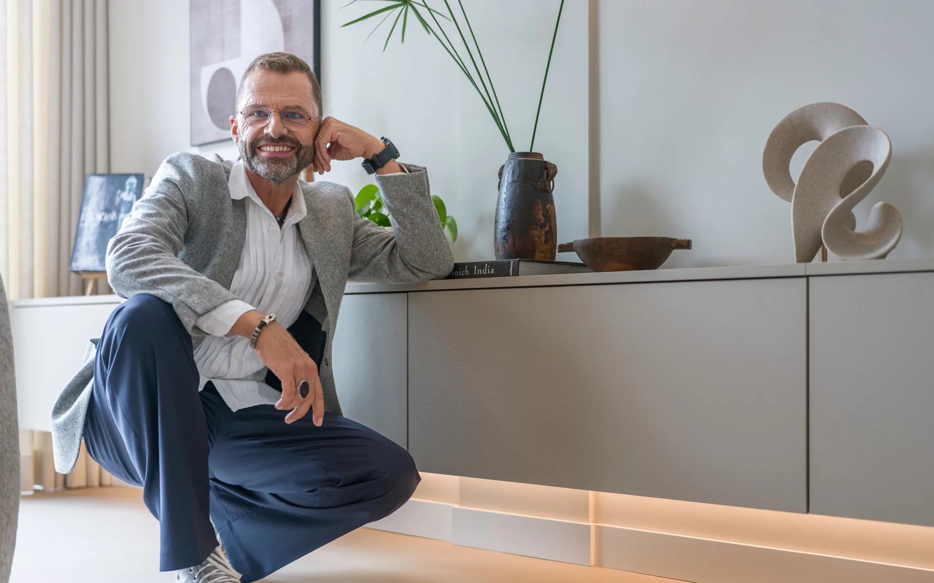 Frans Uyterlinde met dressoir kast op maat in zand kleur