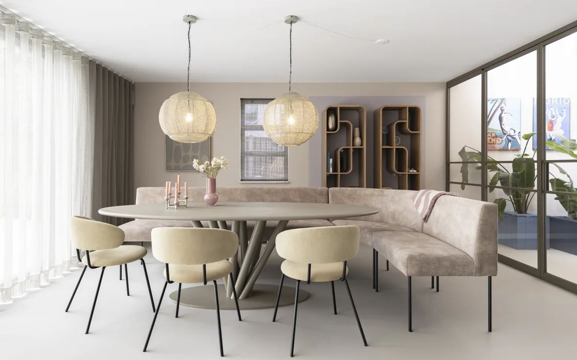 Vintage modern woonstijl met betonlook vloer en lichte vitrages