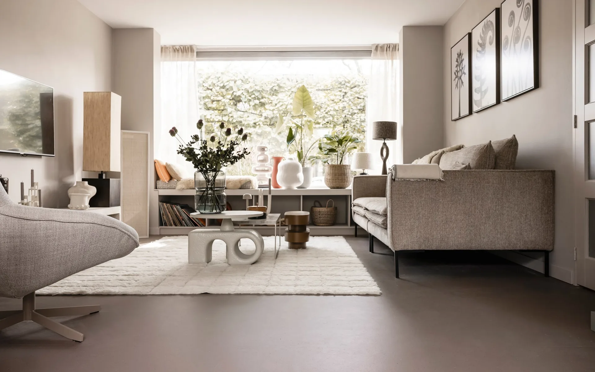 Japandi woonkamer met bruintint marmoleum vloer