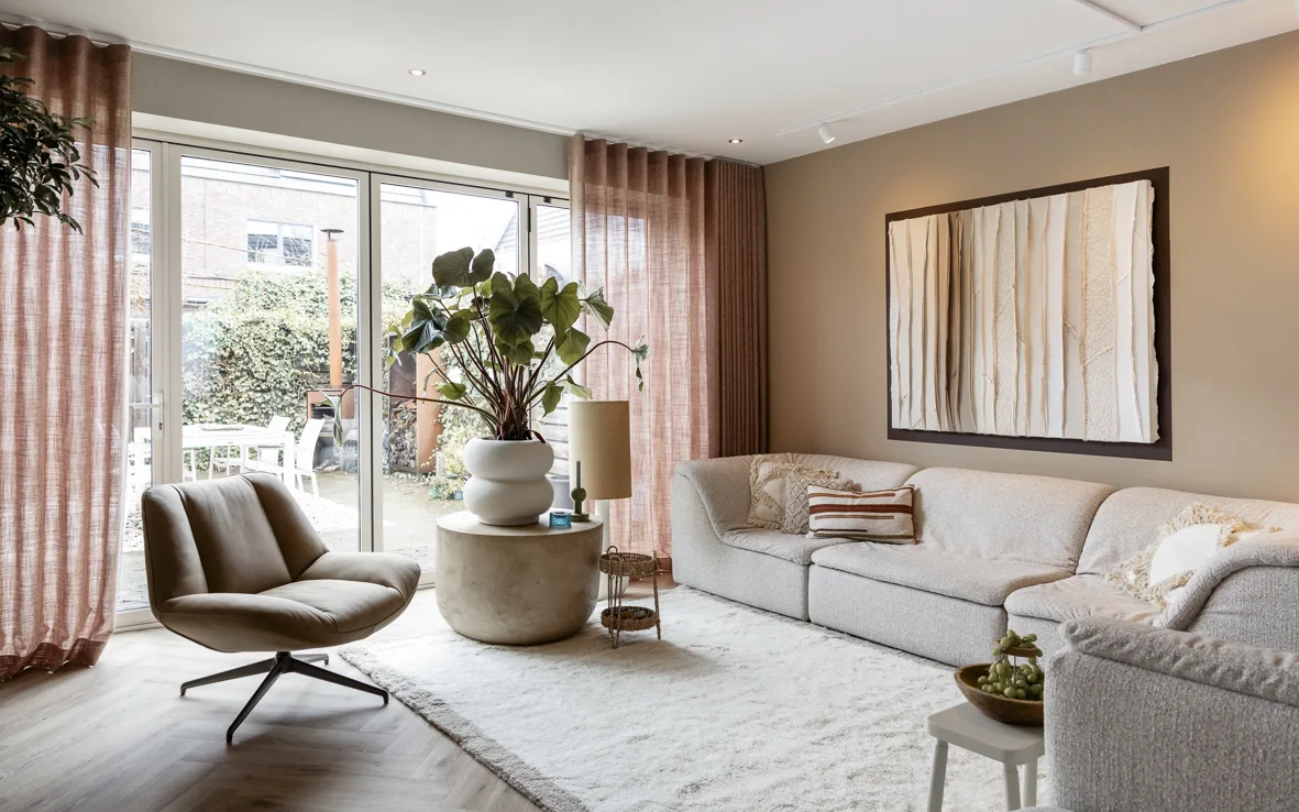 Terracotta kleur linnenlook gordijnen in de woonkamer - basic naturel woonstijl