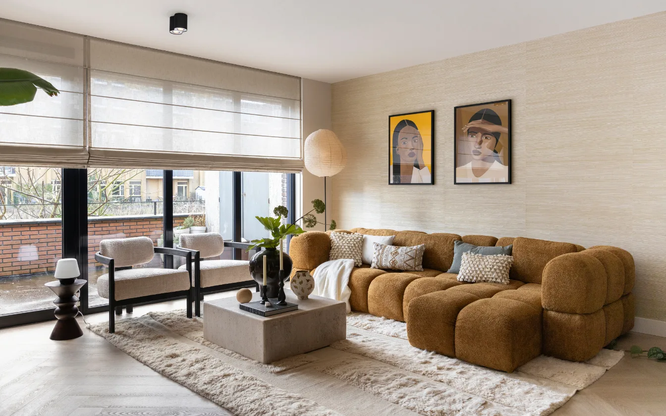 Basic naturel woonkamer met visgraat vloer en vouwgordijnen