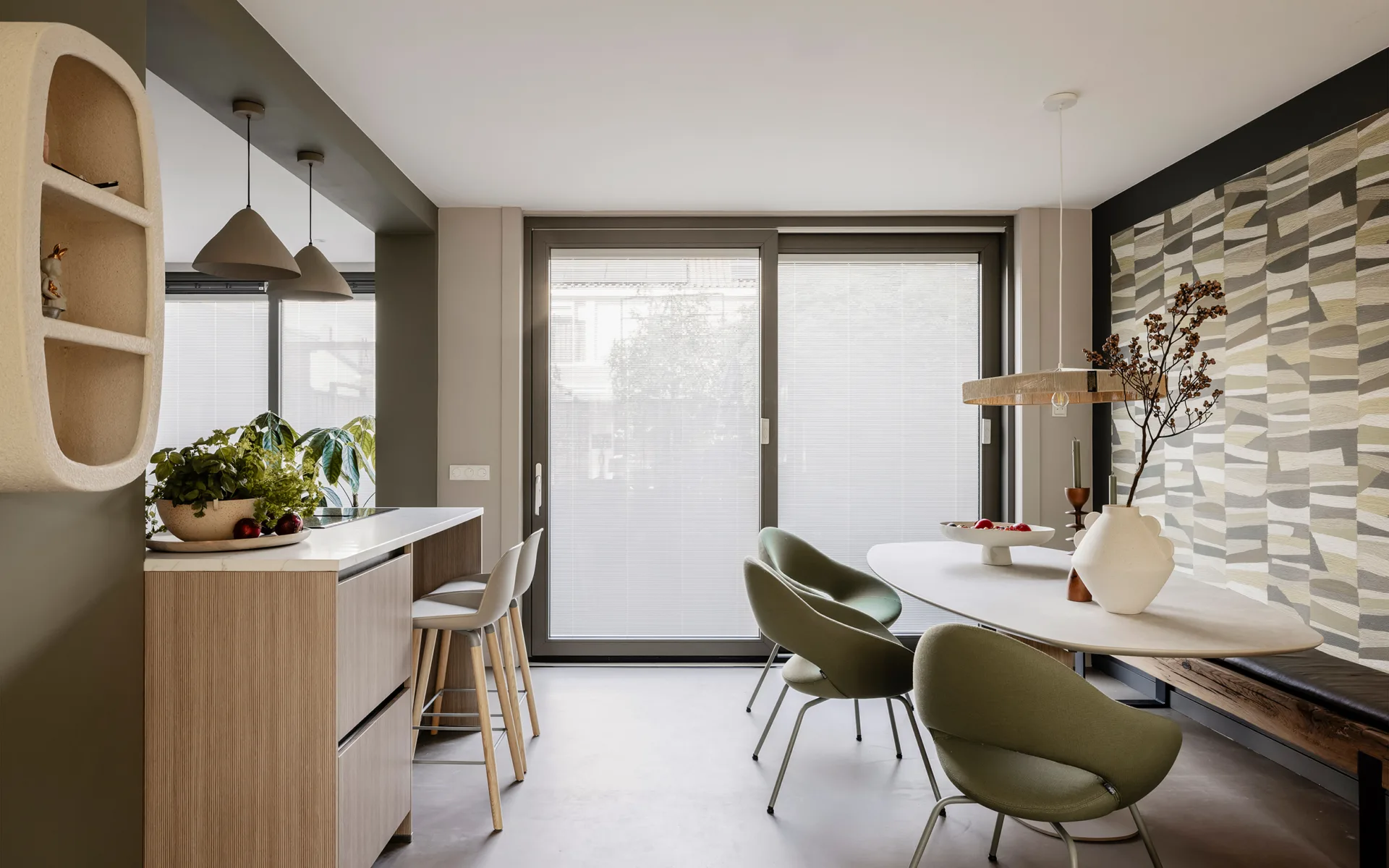 Natuurlijke stijl interieur met licht transparante plisségordijnen in neutrale tinten.