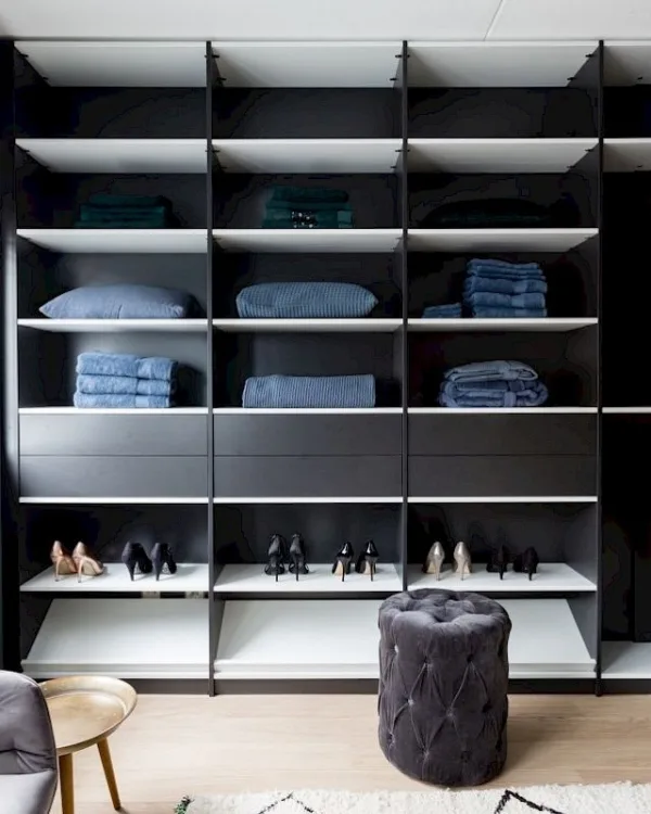 Kledingkasten op maat in minimalistisch interieur met strakke lijnen
