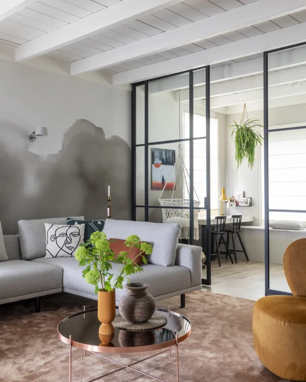 Stalen pui voor een indeling van woonkamer en kantoorplek aan huis.