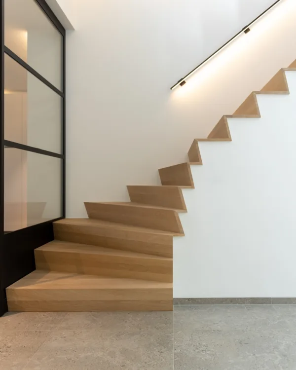 Een lichte Z-trap met ledgrip