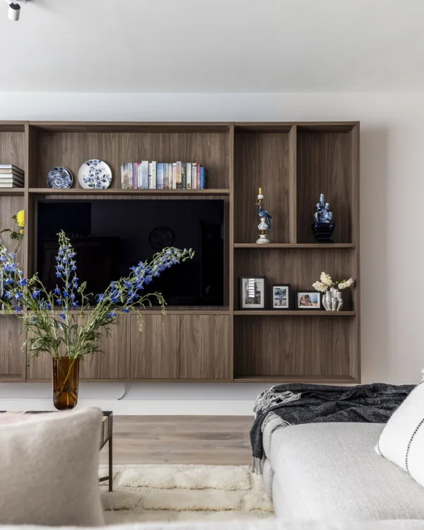 Deze Cinewall kastenwand is tv-kast en opbergkast in een, decoratief je woonkamer.