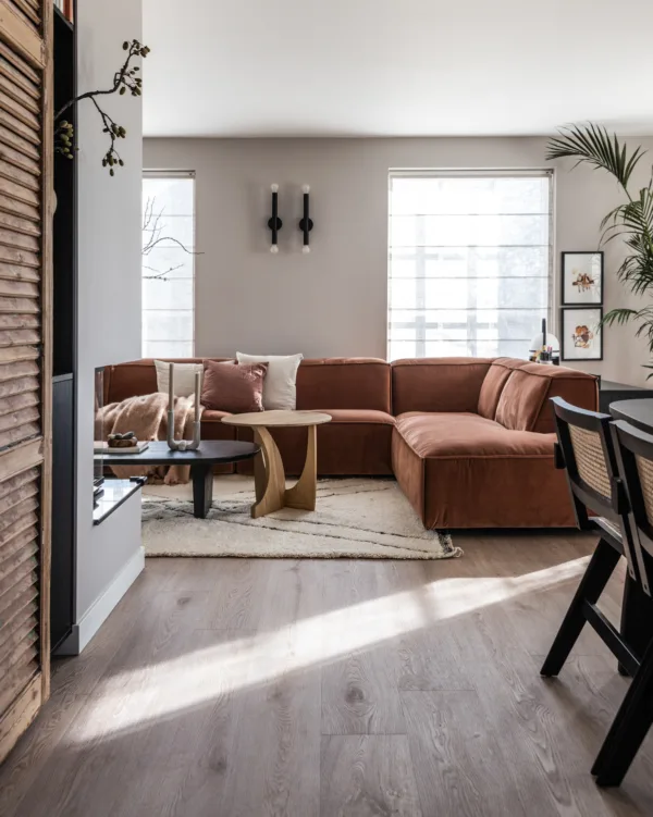 Woonkamer met lichte kleur eikenhouten look pvc vloer en meubelen in natuurlijke kleuren