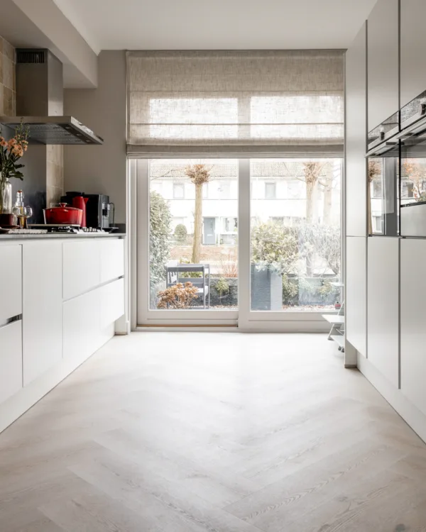 Keuken met eikenhouten look visgraat pvc met vloerverwarming.