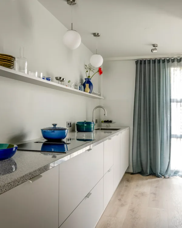 Keuken met groot raam met overgordijnen op maat.