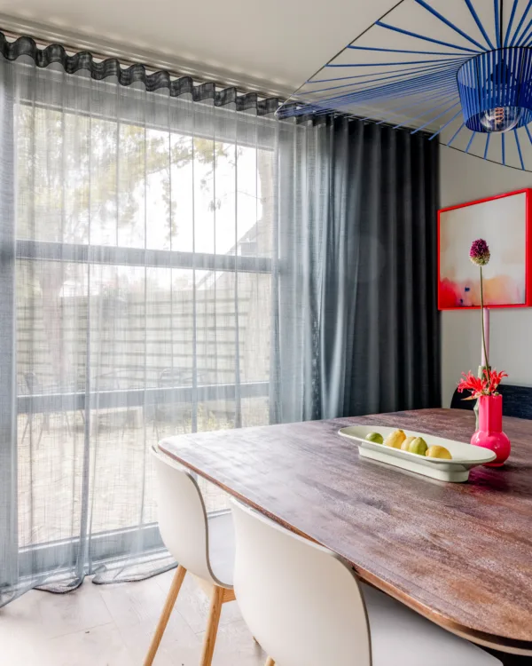 Eettafel met blauwe vitrages