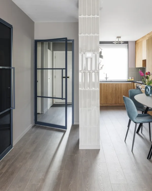 Gezellige keuken met een donkere laminaatvloer en een grote eettafel.