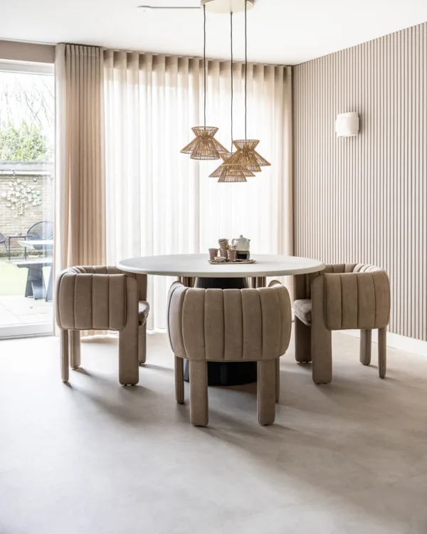 Bruine wavegordijnen in de eethoek