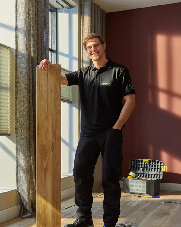 Vakman van Aanhuis.nl met een vloer