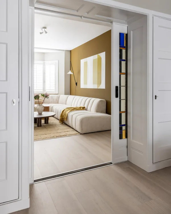 Basic naturel woonstijl met een pvc-vloer in de woonkamer