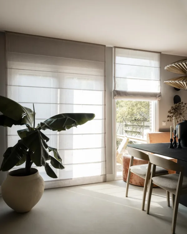 Japandi woonstijl met betonlook gietvloer en vouwgordijnen in de keuken