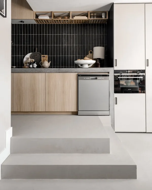 Japandi woonstijl met betonlook gietvloer in de keuken