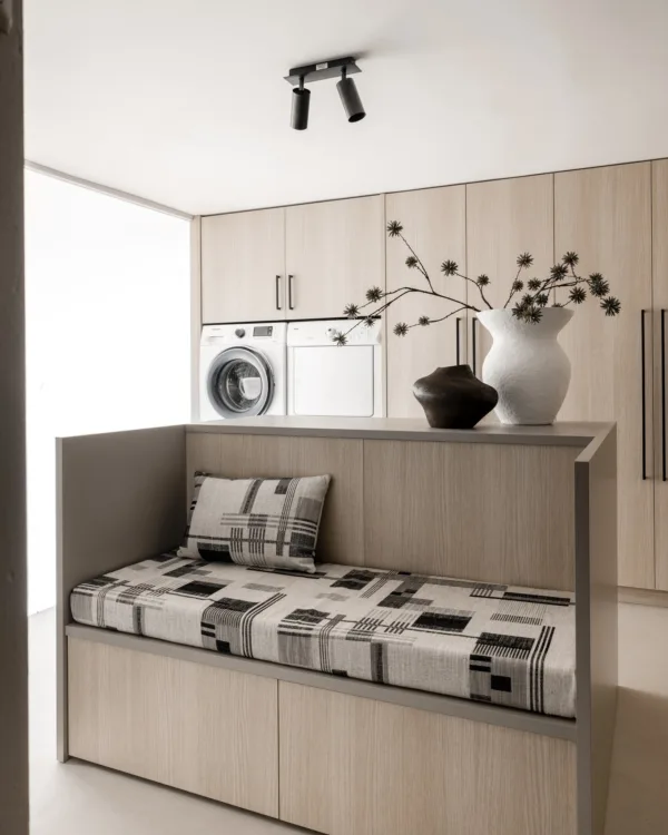 Wasmachinekast op maat in Japandi woonstijl