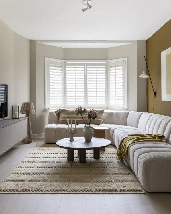 Witte shutters in woonkamer
