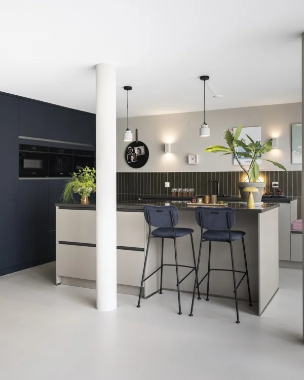 Vintage modern woonstijl donkerblauwe keuken met lichte betonlook vloer