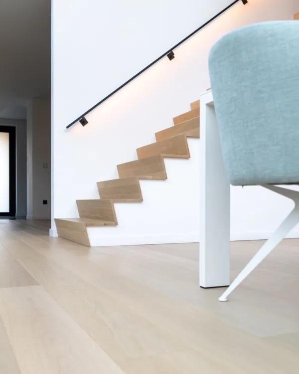 Detailfoto licht eiken Z-trap met ledgrip
