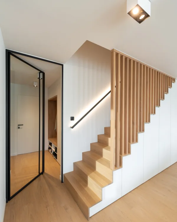 Licht eiken trap met ledgrip in de hal