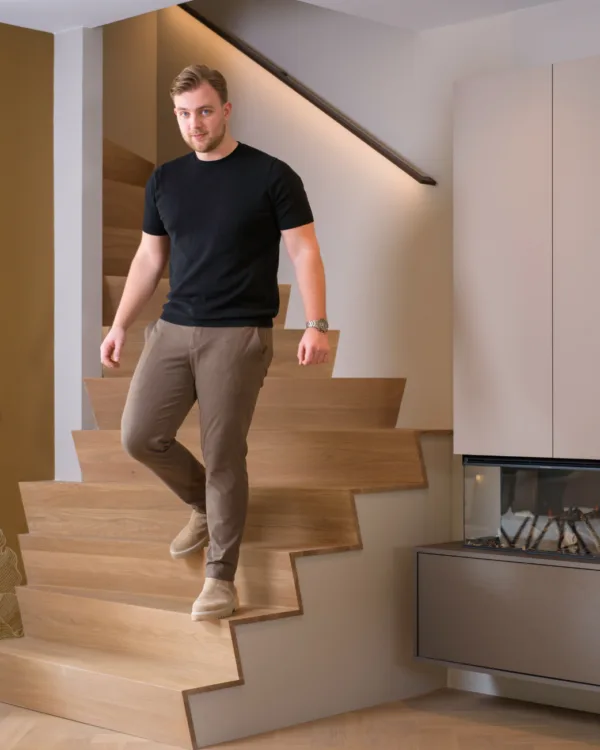 Kies uit led trapleuningen in wit of zwart met verschillende bedieningsopties zoals timer of sensor